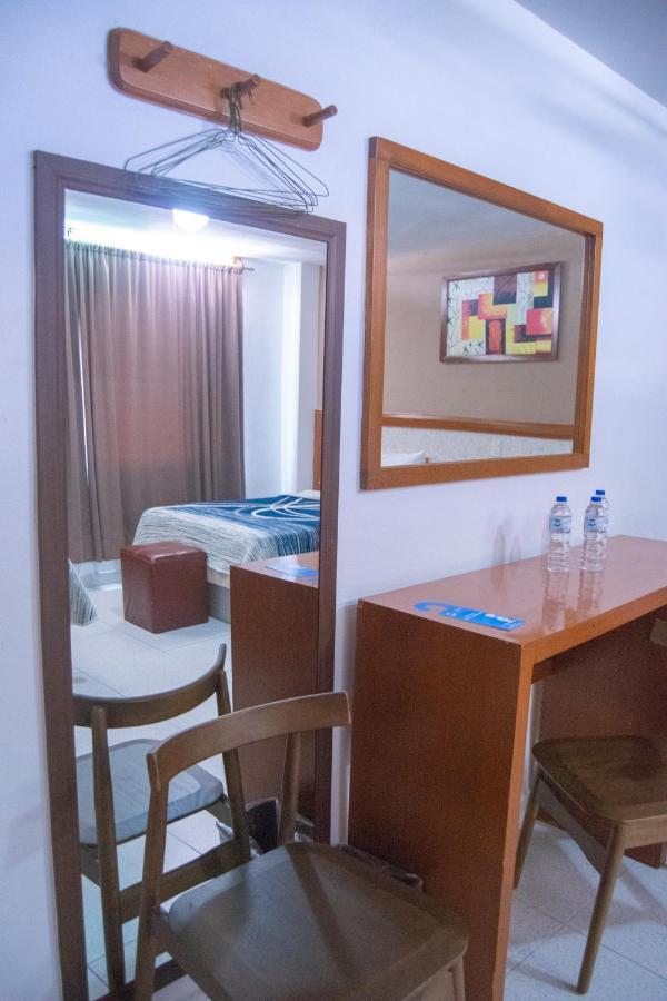 Hotel Niza Zona Piel Leon Ngoại thất bức ảnh