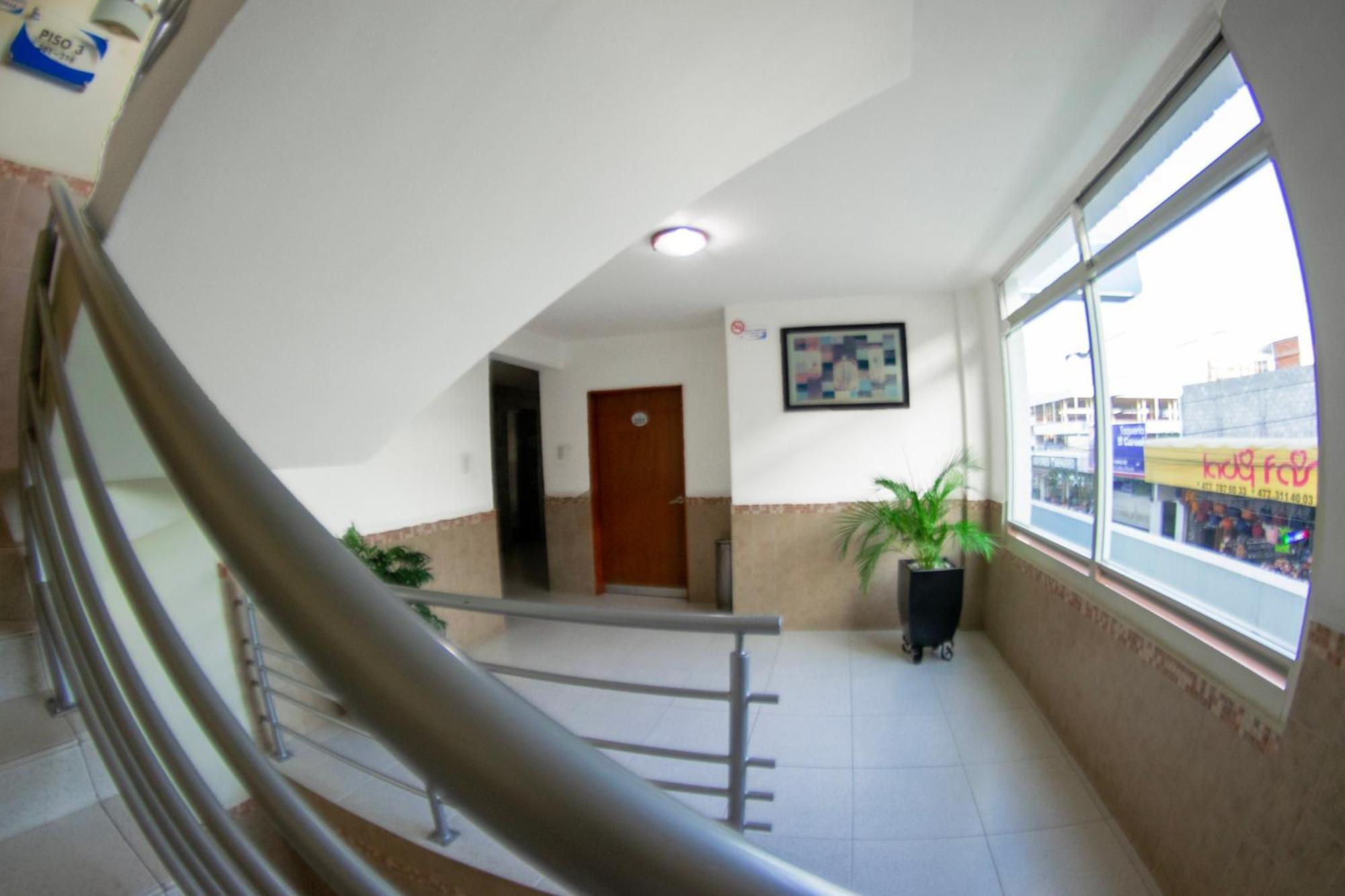 Hotel Niza Zona Piel Leon Ngoại thất bức ảnh